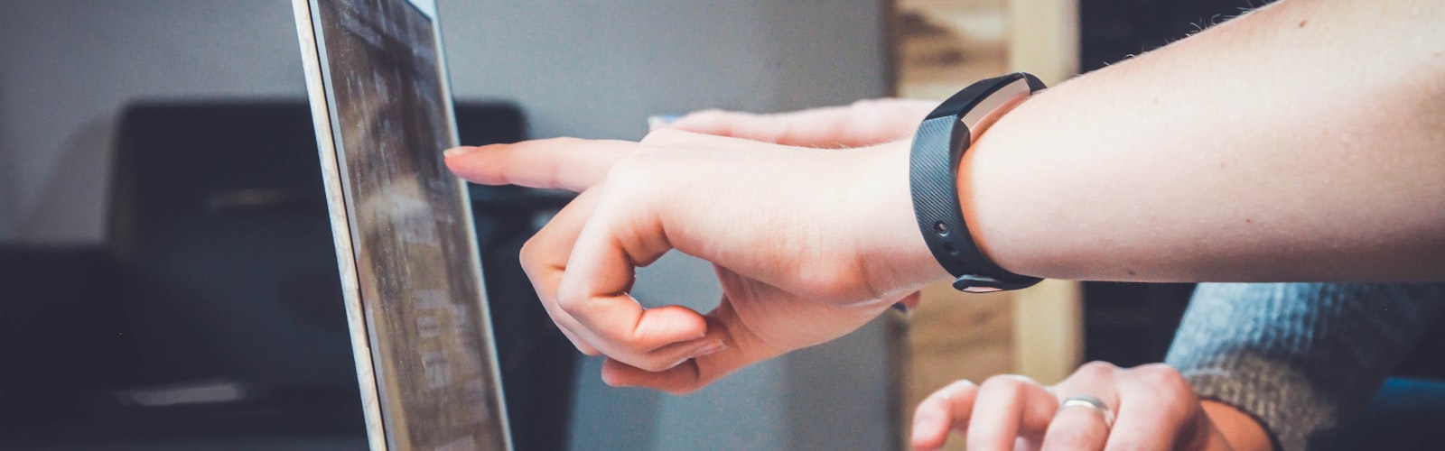 网络安全概念图，显示一个发光的盾牌保护着数字网络和数据流