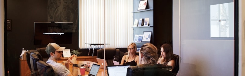 一个人在公园里边使用笔记本电脑边享受自然，象征工作与生活的平衡