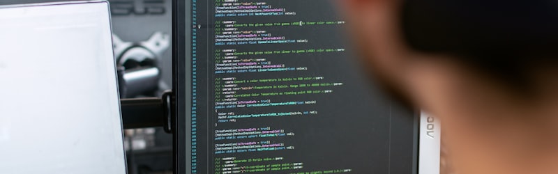 Ilustrasi orang sedang bekerja dengan multiple monitor dan koneksi data